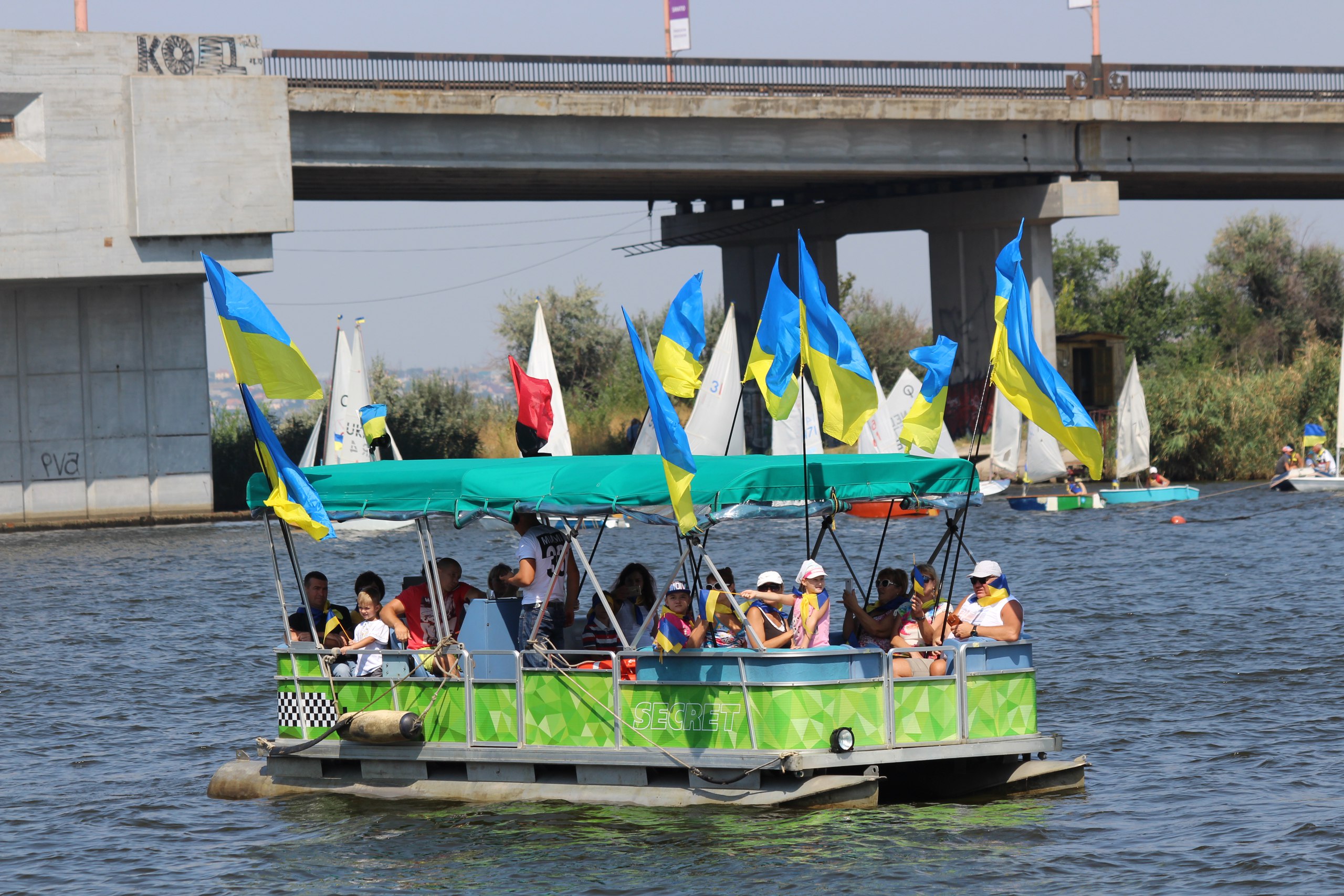 Миколаїв встановили рекорд з найбільшої кількості національної символіки на воді