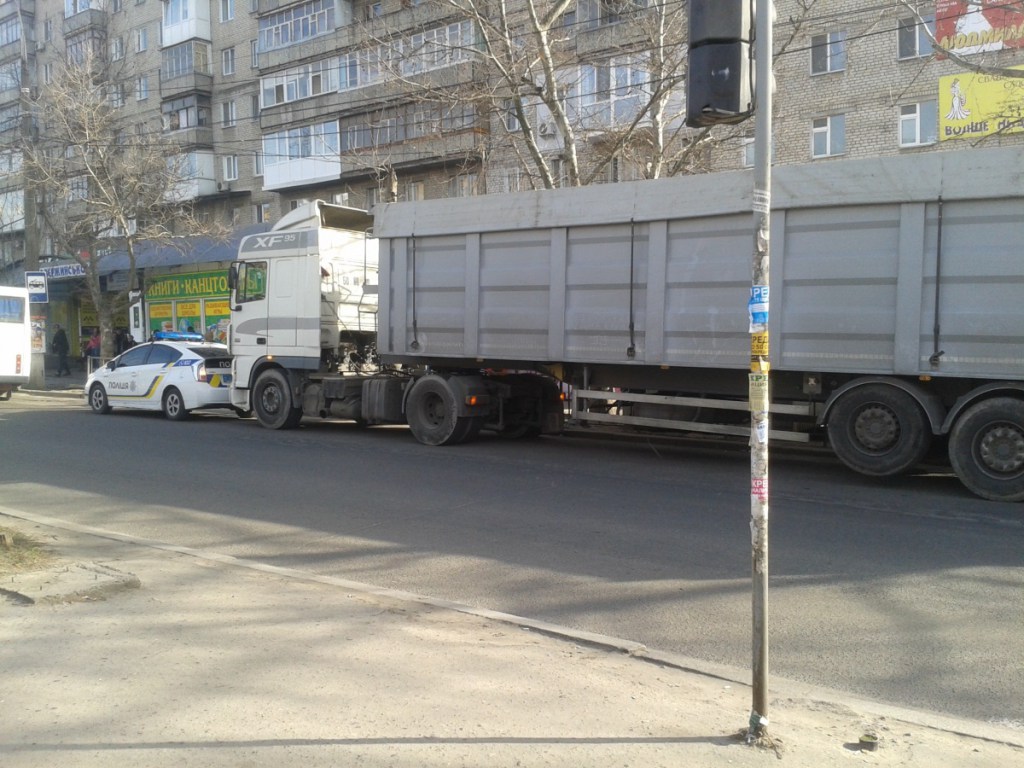 У Миколаєві фура з донецькими номерами заблокувала зупинку автобусів - фото 3
