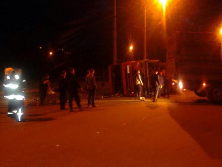 У Полтаві жахлива ДТП: перекинулася вантажівка - фото 2