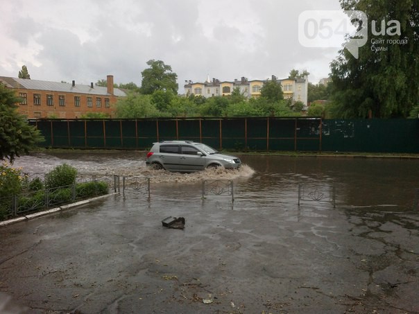 Дощ у Сумах перетворив автомобілі на "амфібії" (ФОТО. ВІДЕО) - фото 3