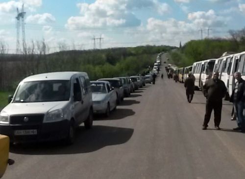 Відчувши сповна радощі проживання у "республіці", мешканці Донецька та Горлівки стоять у черзі до "хунти" (ФОТО) - фото 1 Відчувши сповна радощі проживання у "республіці", мешканці Донецька та Горлівки стоять у черзі до "хунти" (ФОТО) - фото 1