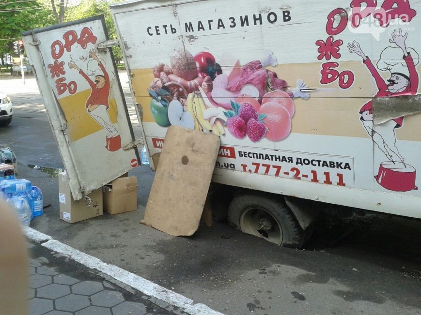У центрі Одеси вантажівка провалилася під землю - фото 1