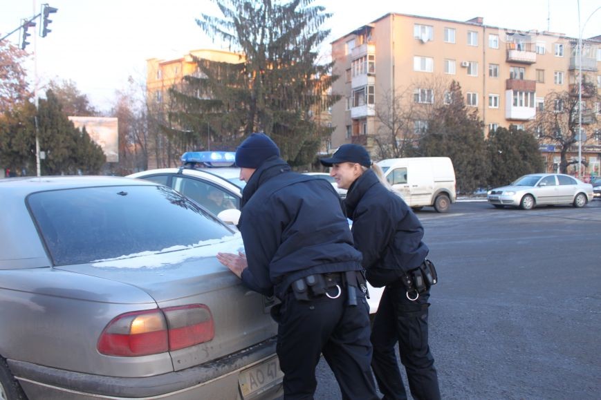 Ужгородські поліцейські допомогли дідусеві штовхати машину - фото 1