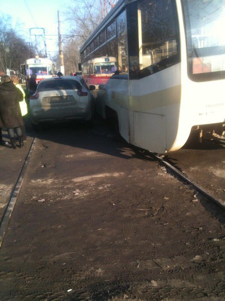 У Харкові трамвай та легковик не змогли поділити дорогу  - фото 2