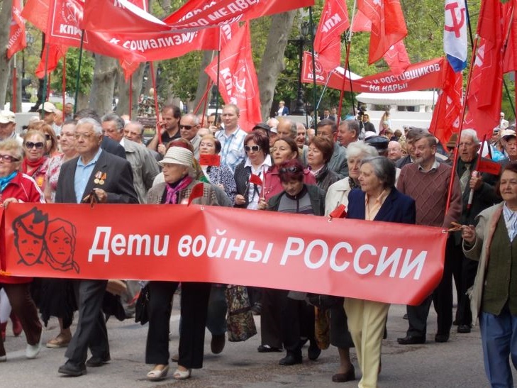Кримчани на демонстраціях просили більших зарплат і нижчих комунальних тарифів - фото 1