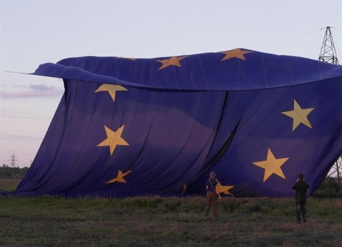 На Донеччині підняли в небо гігантський прапор Євросоюзу (ФОТО) - фото 3