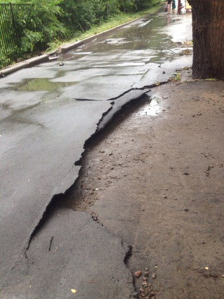 У Донецьку через сильну зливу затопило та позривало дороги (ФОТО) - фото 3