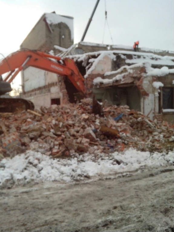 У Харкові екскаватором зруйнували будівлю колишнього кінотеатру ім. Орджонікідзе - фото 2