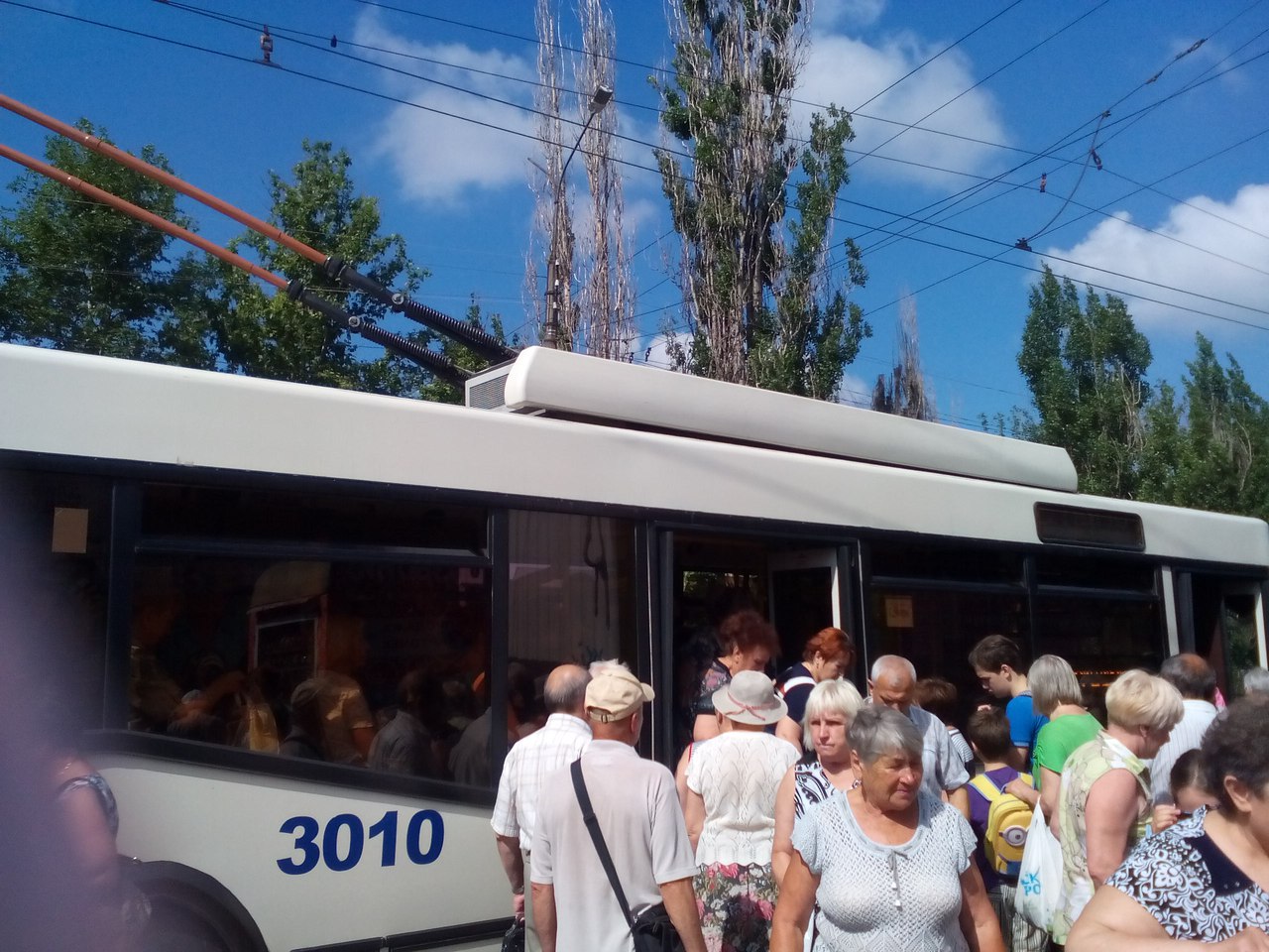 У Миколаєві тролейбус притиснув дверима декілька людей