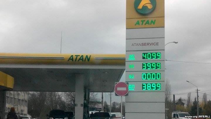 На заправках у Криму вже бракує бензину - фото 1