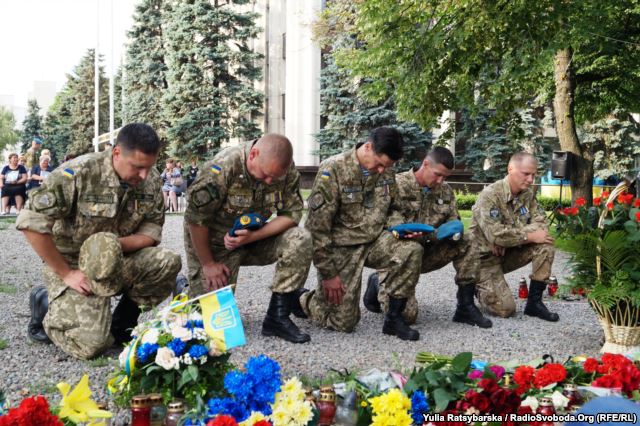 Як у Дніпрі вшанували пам’ять загиблих у збитому під Луганськом літаку (ФОТО) - фото 1