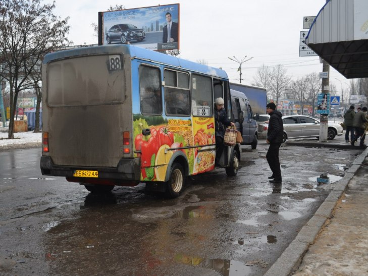 У Миколаєві маршрутчики висаджують людей посеред дороги