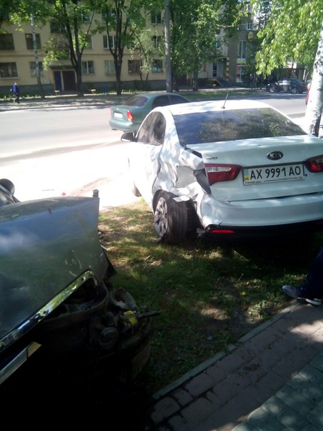 У Харкові п’яна жінка рознесла припарковане авто  - фото 3