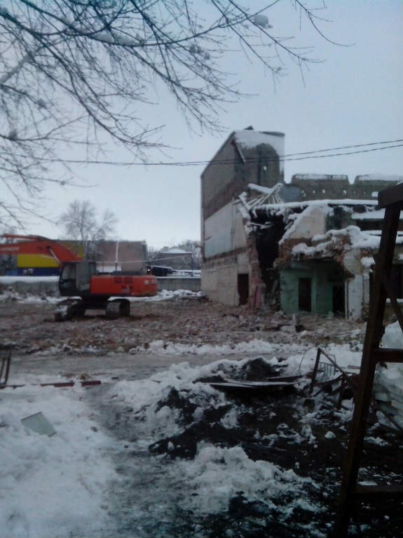 У Харкові екскаватором зруйнували будівлю колишнього кінотеатру ім. Орджонікідзе - фото 3