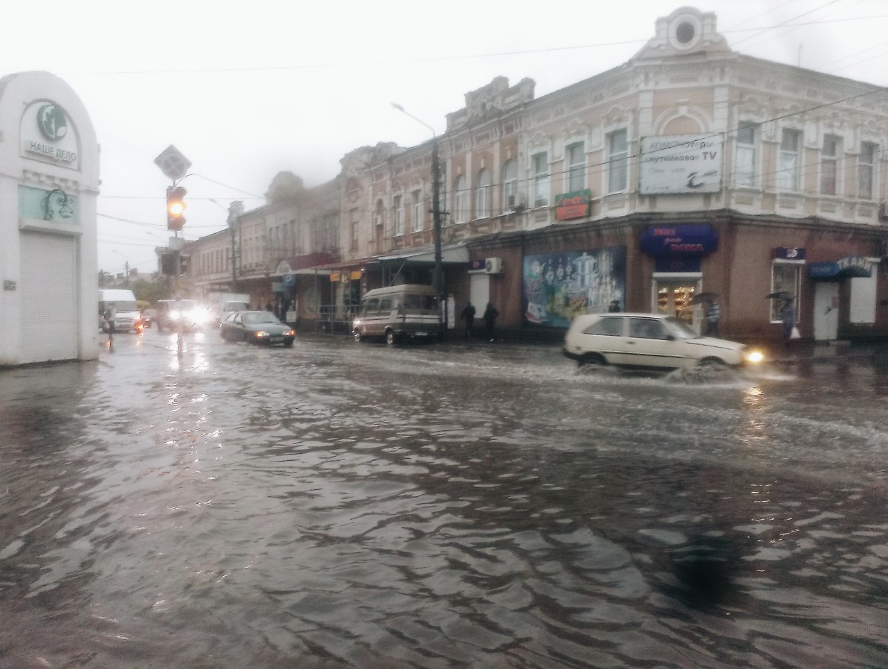 Дощ залив центральні вулиці Мелітополя - фото 3