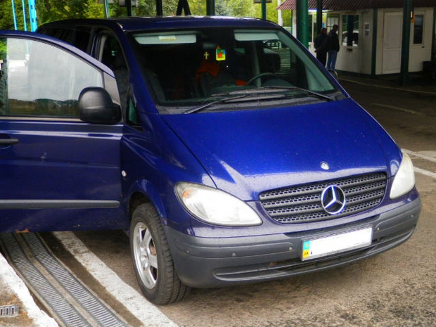 Львівські прикордонники знайшли у мікроавтобусі 18 кг бурштину - фото 1