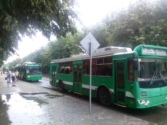 У Харкові через зливу зупинилися тролейбуси (ФОТОФАКТ) - фото 2