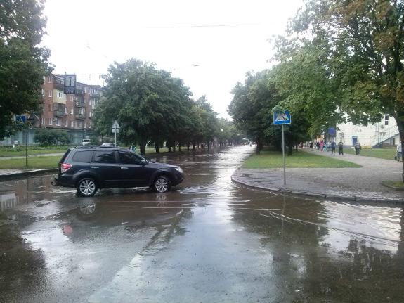 У Харкові через зливу зупинилися тролейбуси (ФОТОФАКТ) - фото 1