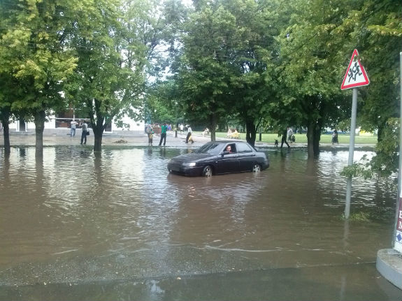У Харкові через зливу зупинилися тролейбуси (ФОТОФАКТ) - фото 3