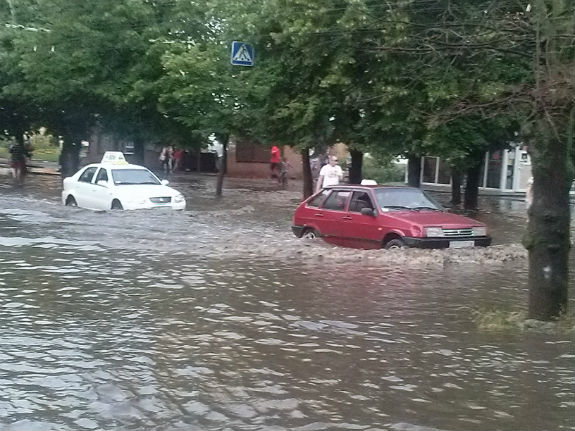 У Харкові через зливу зупинилися тролейбуси (ФОТОФАКТ) - фото 4