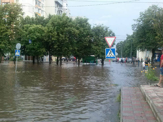 У Харкові через зливу зупинилися тролейбуси (ФОТОФАКТ) - фото 7