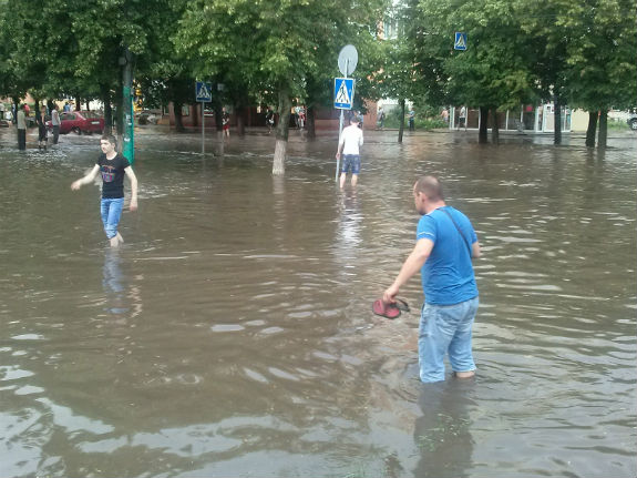 У Харкові через зливу зупинилися тролейбуси (ФОТОФАКТ) - фото 5