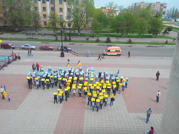 Як відсвяткували Першотравень на Донбасі: Націоналістична хода та патріотичний флешмоб (ФОТО) - фото 7