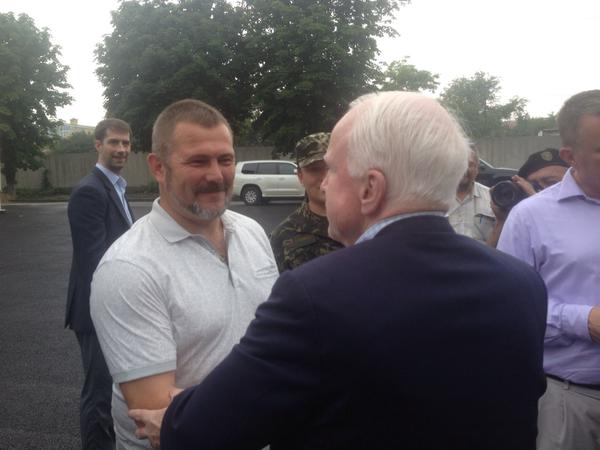 Сенатор Маккейн відвідав Дніпропетровськ (ФОТО) - фото 1