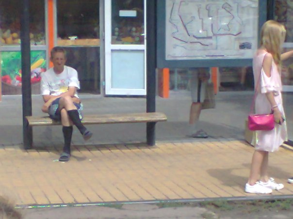 На зупинці в Одесі помітили чоловіка в панчохах - фото 1