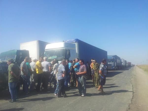 Блокада Криму: Рух вантажівок на півострів повністю перекрито (ХРОНІКА) - фото 2
