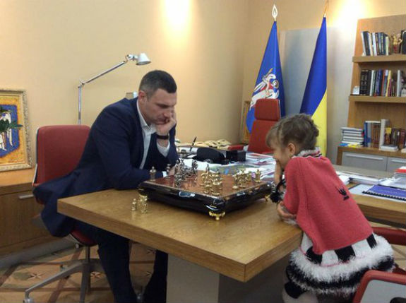 Кличко програва партію у шахи 8-річній дівчинці  - фото 1