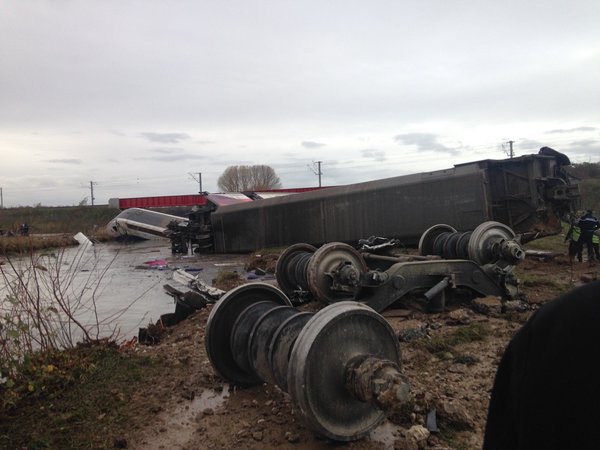 У Франції потяг впав у річку - є жертви - фото 1