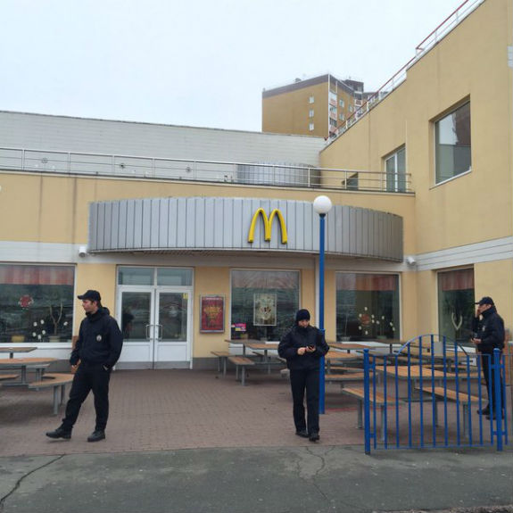 На столичних Позняках "замінували" Макдональдс: Відвідувачів евакуйовано - фото 1
