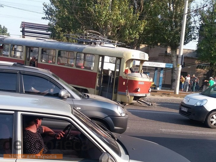 В Одесі біля Пересипського мосту вантажівка протаранила трамвай - фото 1