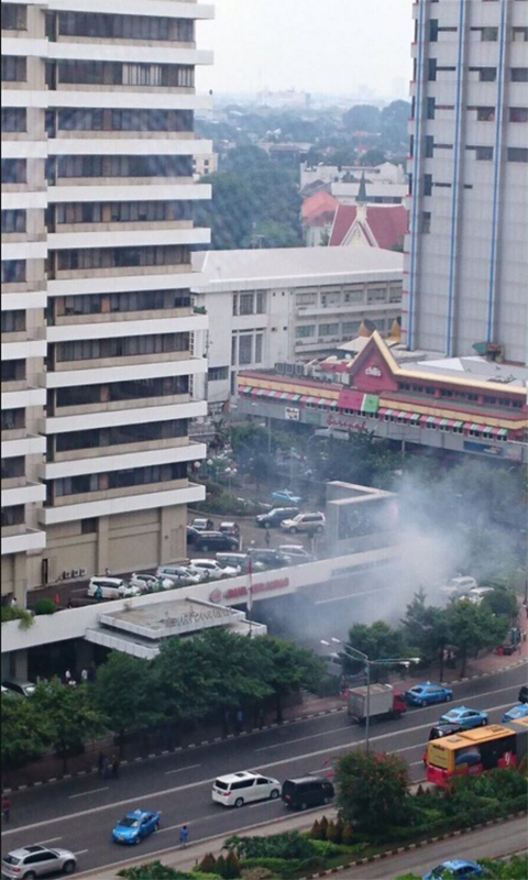 У столиці Індонезії сталася серія потужних вибухів - фото 3