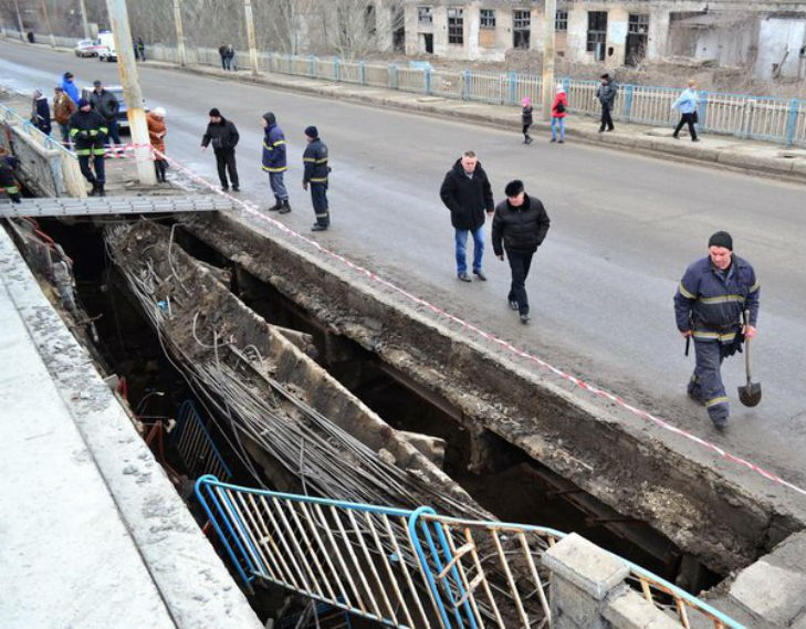 Обвал мосту роз'єднав навпіл окупований Луганськ (ФОТО) - фото 1