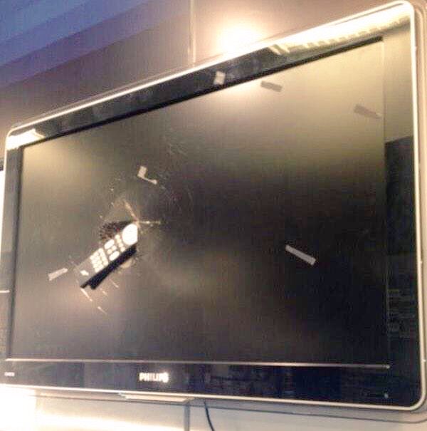 Спортменка-фанатка "Арсеналу" знищила свій телевізор під час матчу з "Барсою" - фото 1