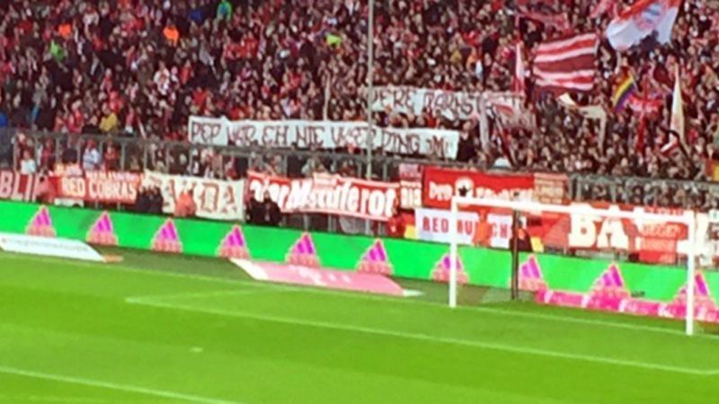 Вболівальники "Баварії" вивісили образливий банер для Гвардіоли - фото 1
