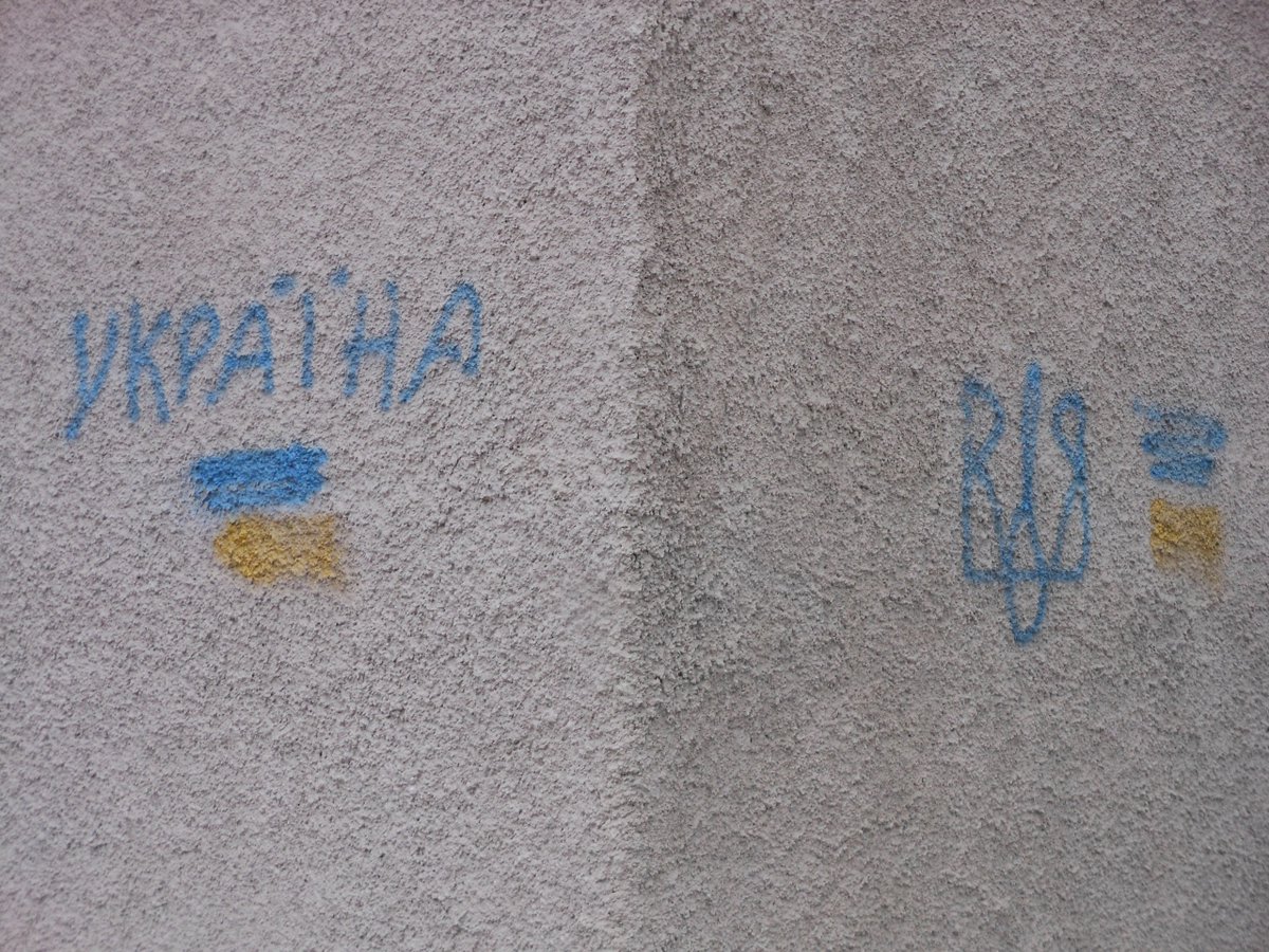 У "ЛНР" малювання прапора та герба України назвали вандалізмом (ФОТО) - фото 1