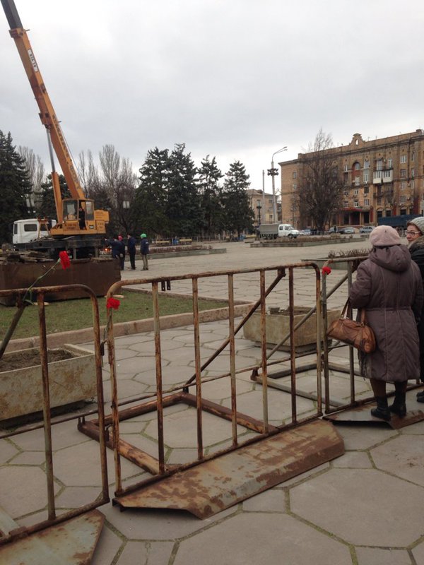 Запорізькі шанувальниці Леніна облаяли робітників, які демонтують пам'ятник