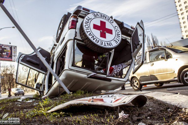 У Донецьку автомобіль Червоного хреста розбився вщент у ДТП (ФОТО)  - фото 2