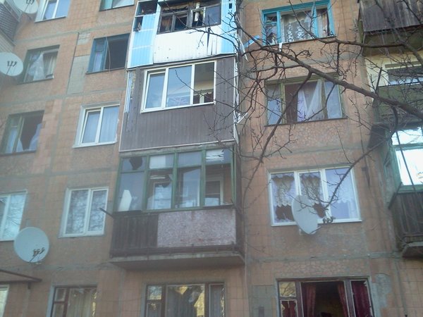 Під Горлівкою обстрілами обстріляні багатоповерхівки в двух селищах: є жертви (ФОТО, ВІДЕО) - фото 2