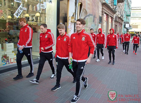 Футболісти збірної Уельсу прогулялися Києвом перед грою з українцями - фото 1