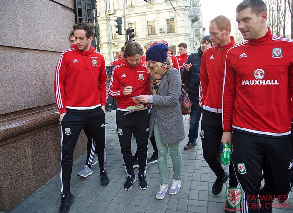 Футболісти збірної Уельсу прогулялися Києвом перед грою з українцями - фото 2