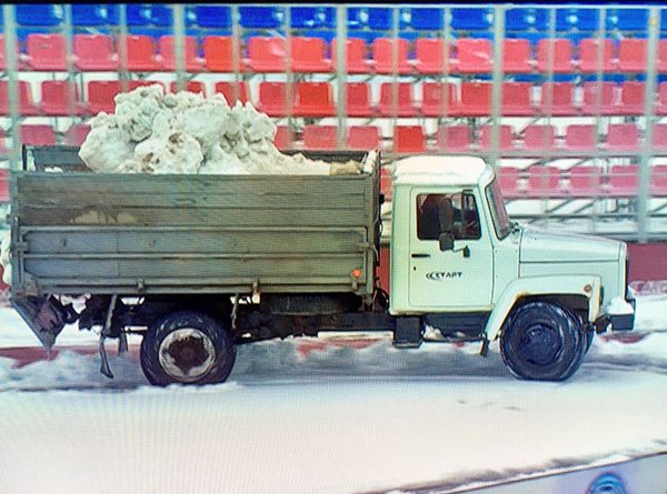 Як на Росії засипало снігом стадіон у місті, де буде проходити ЧС-2018 - фото 3