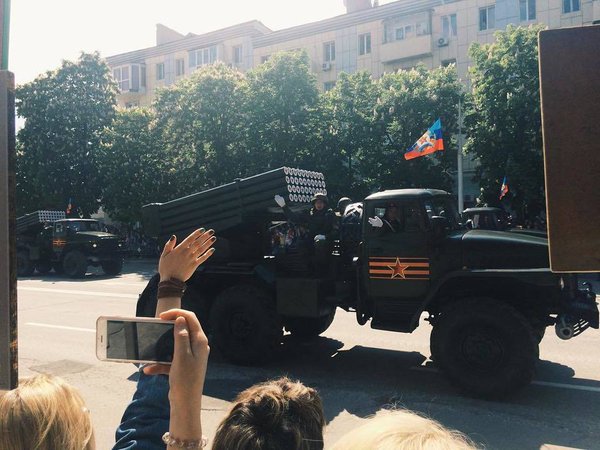 "Ура! Перемога!": Як в окупованому Луганську вітали танки та "Гради" (ФОТО) - фото 4