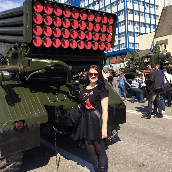 "Ура! Перемога!": Як в окупованому Луганську вітали танки та "Гради" (ФОТО) - фото 3
