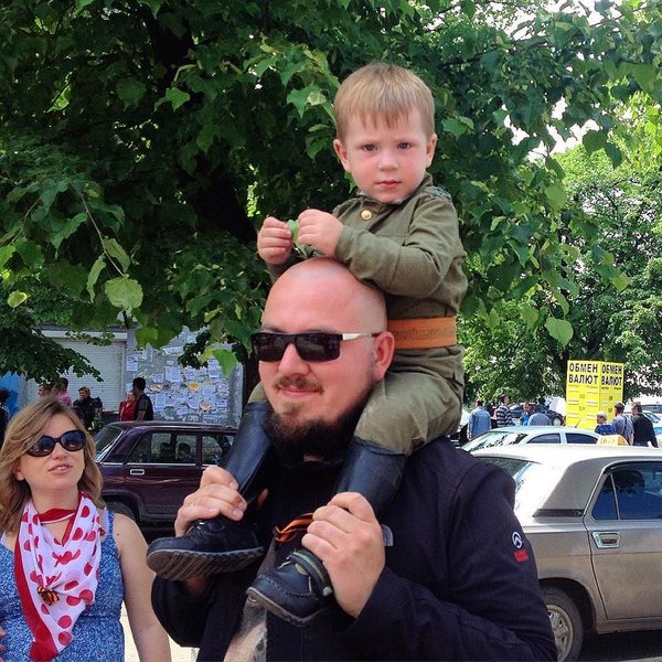 "Ура! Перемога!": Як в окупованому Луганську вітали танки та "Гради" (ФОТО) - фото 6