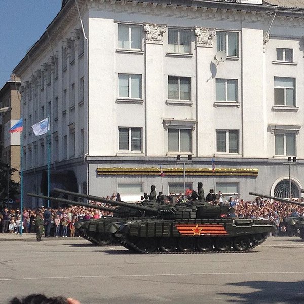 "Ура! Перемога!": Як в окупованому Луганську вітали танки та "Гради" (ФОТО) - фото 2