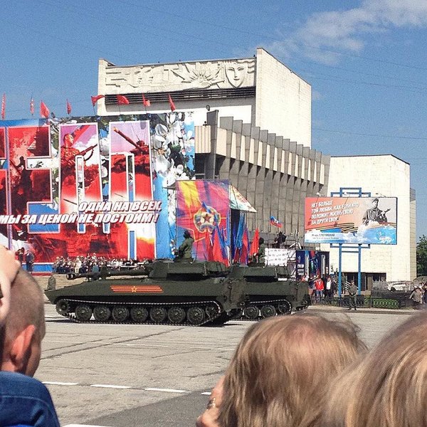 "Ура! Перемога!": Як в окупованому Луганську вітали танки та "Гради" (ФОТО) - фото 8